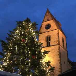 Evangelische Dorfkiche Steinhagen und beleuchteter Weihnachtsbaum