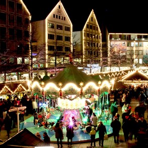 Weihnachtsmarkt dunkel beleuchtet Karussel