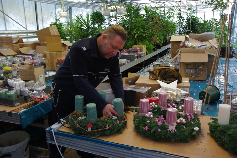 Michael Verhülsdonk (Hauptwerkmeister) ATM Garten beim Adventskranz gestalten