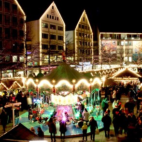 Weihnachtsmarkt dunkel beleuchtet Karussel