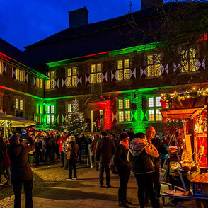 Ambrosiusmarkt bunt beleuchtetes Schloss Oberwerries